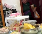 女儿偷回家做满桌菜妈妈以为进错门 退出去再三确认！