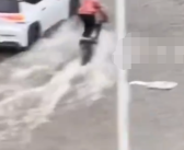 广东暴雨 阿姨骑电动车“冲浪”惊呆路人！