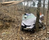 小米SU7不慎冲下近30米陡坡翻滚撞树致报废：完好护住车里三人!