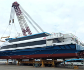 我国最大载客量碳纤维高速客船下水：可在8级风况航行！