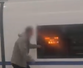 男子乘高铁中途下车抽烟结果车走了 手足无措 网友：这烟是非抽不可吗？