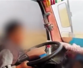 一男子让3岁孩子驾驶货车上路 官方回应：已传唤到案批评！