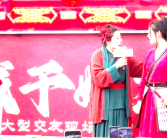 开封王婆武汉首秀:游客坐满看台！