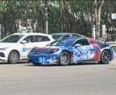 年轻人的跑车梦成真！腾势首款跑车街头亮相：动力外观媲美911！
