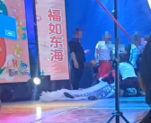 女歌手在老人寿宴上踩裙摆摔倒去世 派出所回应！
