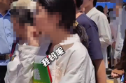 中考结束校门口上演小蝌蚪找妈妈 到底啥情况