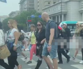 网友西安街头遇大群外国人有序地穿梭在街头巷尾 惊呼似在国外！