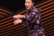 那英唱着唱着又笑场 直接演起了小品！