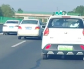 高速公路惊现老头乐：车速仅60码 极其危险！