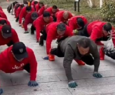 老人扎堆鳄鱼爬引围观 医生提醒：坏处多于好处！