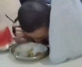 韦神食堂吃饭被围观 袋子遮脸也没用！