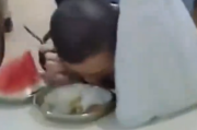 韦神食堂吃饭被围观 袋子遮脸也没用！