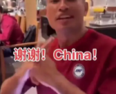 新加坡门将:摊位食品被中国人买空！
