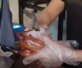 女子称买烤鸭遇店员做假动作片肉：速度快到看不清、少了半只的量！