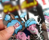 校门口网红玩具“臭屁包”存隐患：炸开后可产生急性剧毒！
