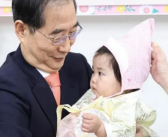 韩国一地迎新生儿 总理亲自为其戴周岁帽并称:国家喜事！