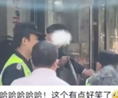 老人想拿回去年给的小费未果报警 到底怎么回事