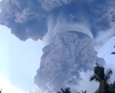 印尼勒沃托比火山喷发：烟柱高达18000米 形成完美蘑菇云!