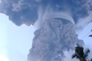 印尼勒沃托比火山喷发：烟柱高达18000米 形成完美蘑菇云!