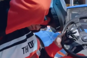 黄景瑜进车2小时逃生6秒钟 到底啥情况