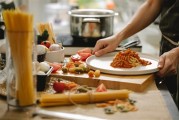 东南大学食堂招博士 校方回应：系管理岗 有厨师证更好！