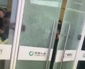 杭州南站拥挤有人破门自救 官方回应来了！