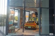 小米SU7冲破武汉奈雪的茶门店 店方：正常营业 但不可堂食！