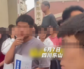 四川一考场现2米23真“高”考生 人群中十分“突出”！