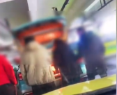 女子疑在出租车尾箱生火炒菜 网友纷纷表示太危险！