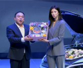 比亚迪第100万汉车主交车！女足最美门将赵丽娜！
