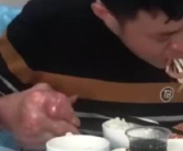 男子爱喝啤酒吃海鲜 患痛风双手变形已无法工作！