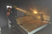 充电宝卧室放电突然起火 剃须刀被烧成黑炭！