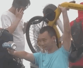 男子扛共享单车爬山看日出：一辆也就32斤 自己扛过7次！