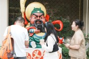 关公都连上网了 手机碰一下就能抽签 手办销量翻5倍!