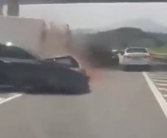 小车高速出口突然变道致多车相撞！高速行车最大禁忌！