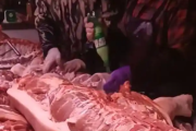 猪肉撒硼砂是旧视频?市场方澄清撒的是盐！