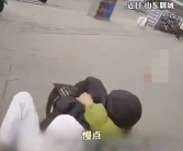 孩子高烧惊厥：妈妈摔倒仍死死抱住！