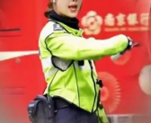 奶凶奶凶的交警姐姐找到了 从小就在西湖边长大！