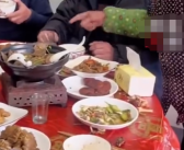 三兄弟新年聚餐 93岁母亲挨个检查酒杯操碎了心！