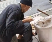 老人摆摊日入8元被收10元摊位费 路人看了掉眼泪！