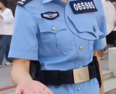 考生排队与警号985、211民警击掌 手都拍红了 寓意着“红红火火”!