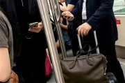 网友机场摆渡车偶遇余承东、何刚：自己拿行李箱 专注看手机！