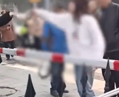 女子疑心情差当街扇乞讨老人七八个耳光 路人报警后被带走！