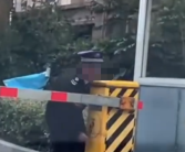 物业回应小区保安大爷手摇抬车杆 背后真相是什么？