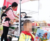伟大母爱！95后宝妈背着还没断奶的孩子摆摊为大儿子攒钱做手术！