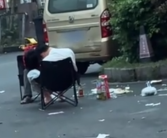 两男子都想对方结账 路边装睡3小时 最终被尿憋醒的买了单！