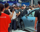 真互联网顶流！雷军参观乐道展台：场面堪比追星现场！