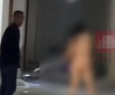 警方通报女子一丝不挂大闹男生宿舍：校外人员 有精神病性障碍治疗史！