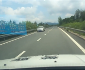 高速上逆行迎面遇交警 司机：一掉头我就后悔了！