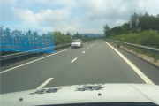 高速上逆行迎面遇交警 司机：一掉头我就后悔了！
